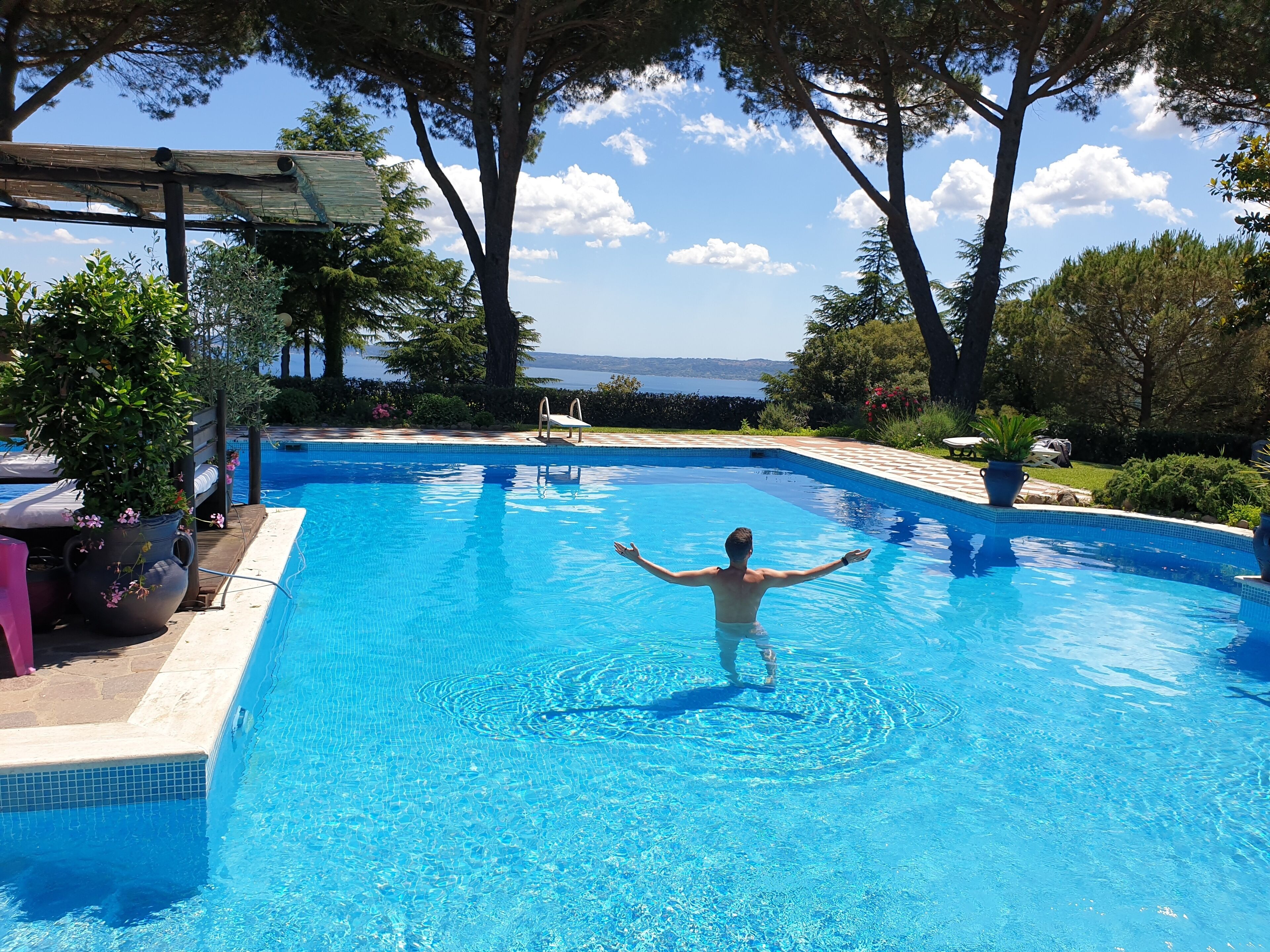 Piscina externa sazonal, funciona das 11h às 19h, guarda-sóis