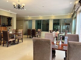 Se sirven desayunos, almuerzos y cenas; cocina internacional