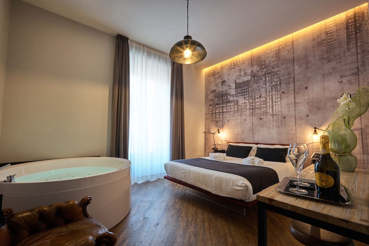 Suite, Jetted Tub | Premium bedding, down duvets, minibar, in-room safe