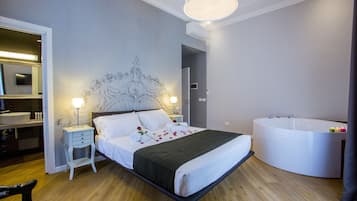 Suite, bubbelbad | Luxe beddengoed, donzen dekbedden, een minibar, een kluis op de kamer