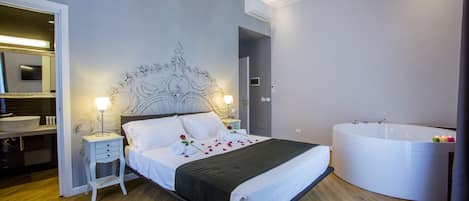 Ropa de cama de alta calidad, cubrecamas y minibar