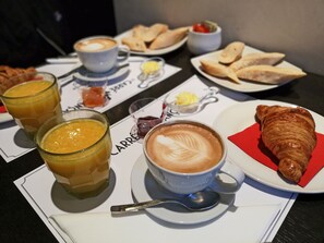 Daily continental breakfast for a fee - Ara Suite (Rome)