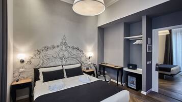 Deluxe tweepersoonskamer | Luxe beddengoed, donzen dekbedden, een minibar, een kluis op de kamer