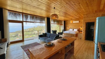 Refrigerador con freezer, cafetera/tetera, mesa de comedor