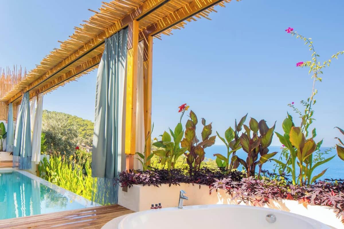 Orkide King Room Full Sea View (95% Privacy - Heated Pool: April 1-May 31 / October 1-31, 2026) | Tempur-Pedic beds, minibar, soundproofing