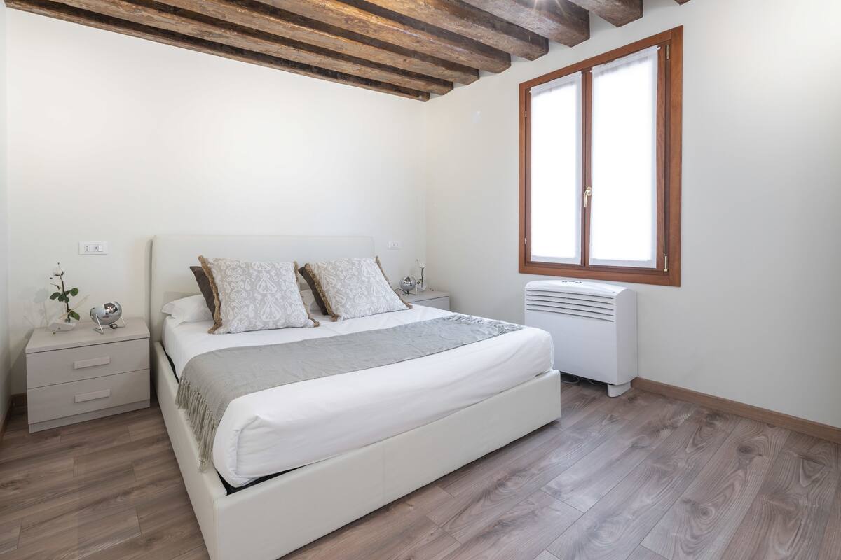 Design Apartment, 2 Bedrooms (Riva 5 Check-in online) | Premium bedding, down duvets, soundproofing, iron/ironing board