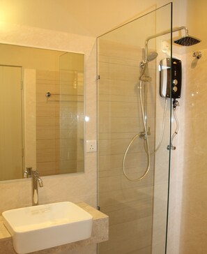 Deluxe Triple Room | Bathroom | Shower, free toiletries, hair dryer, towels - Beruang Hill Resort (Malacca City)