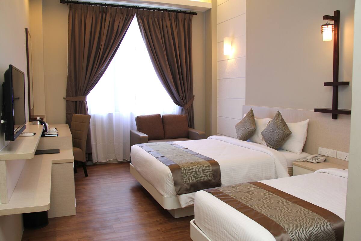 Deluxe Triple Room | In-room safe, desk, iron/ironing board