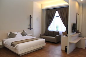 Een kluis op de kamer, een bureau, een strijkplank/strijkijzer