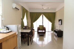 Appartement, 2 slaapkamers | Woonruimte | Een lcd-televisie