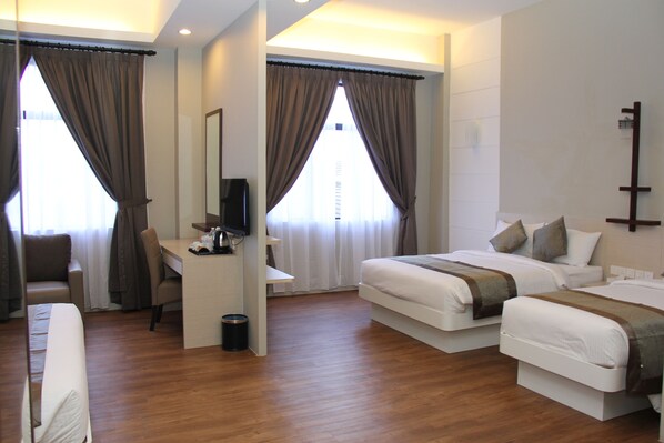 セーフティボックス (室内)、デスク、アイロン / アイロン台