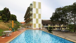 Outdoor pool - Beruang Hill Resort (Malacca City)