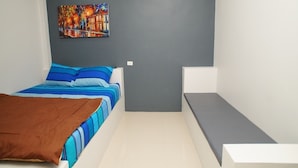 A bedroom with a bed, a bench, and a painting on the wall. - Baan Samart 1 Pool Villa Hua Hin (Hua Hin)