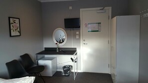 Eenvoudige kamer | Een minibar, een bureau, geluiddichte muren, gratis wifi