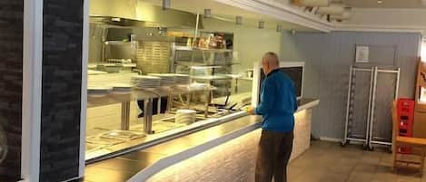 Lunsj og middag serveres, lokale og internasjonale retter