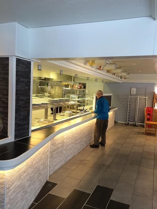 Mittagessen und Abendessen, lokale und internationale Küche