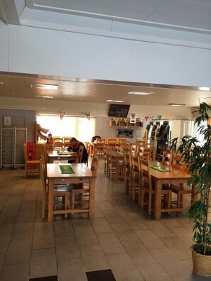 Mittagessen und Abendessen, lokale und internationale Küche