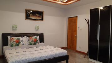 5 bedrooms, desk, blackout drapes, soundproofing