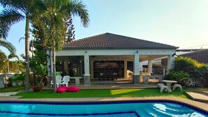 A house with a swimming pool, a covered patio, and outdoor furniture. - Baan Sudrak Pool Villa Hua Hin (Hua Hin)