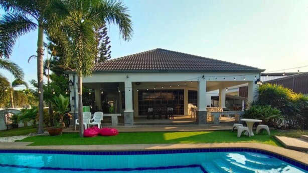 A house with a swimming pool, a covered patio, and outdoor furniture. - Baan Sudrak Pool Villa Hua Hin (Hua Hin)