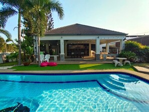 A house with a swimming pool, a covered patio, and outdoor furniture. - Baan Sudrak Pool Villa Hua Hin (Hua Hin)