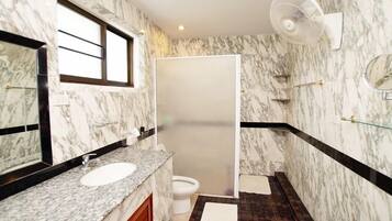 Room | Bathroom | Shower, towels