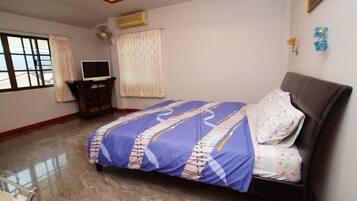 Room | 5 bedrooms, desk, blackout drapes, soundproofing
