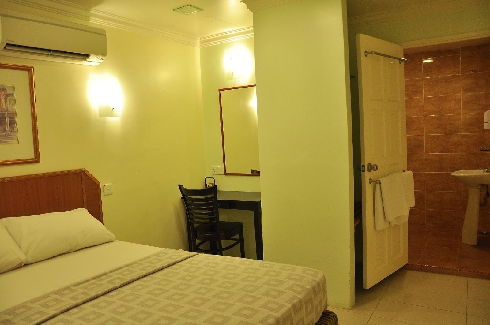 Individually furnished, desk, free WiFi, bed sheets