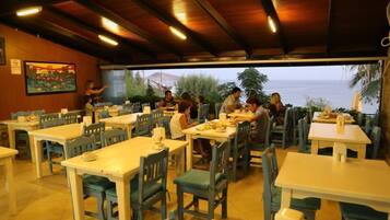 Se sirven desayunos, almuerzos y cenas; cocina turca