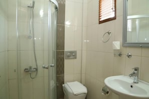 Shower, free toiletries, hair dryer, slippers - Manolya Hotel (Bodrum)
