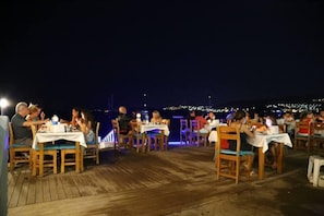 Tempat makan luar