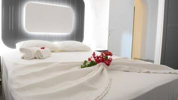 Minibar, caja de seguridad en la habitación y escritorio