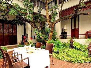 Outdoor dining - Baan Klang Wiang Boutique Hotel Chiang Mai (Chiang Mai)