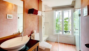 A bathroom with a large sink, toilet, and shower area. - C&N Kho Khao Beach Resort (Takua Pa)