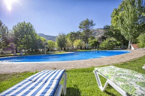 Una piscina al aire libre de temporada