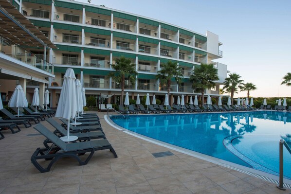 Outdoor pool, pool loungers - Tui Blue Barut Andiz - Adults Only - All Inclusive (Manavgat)