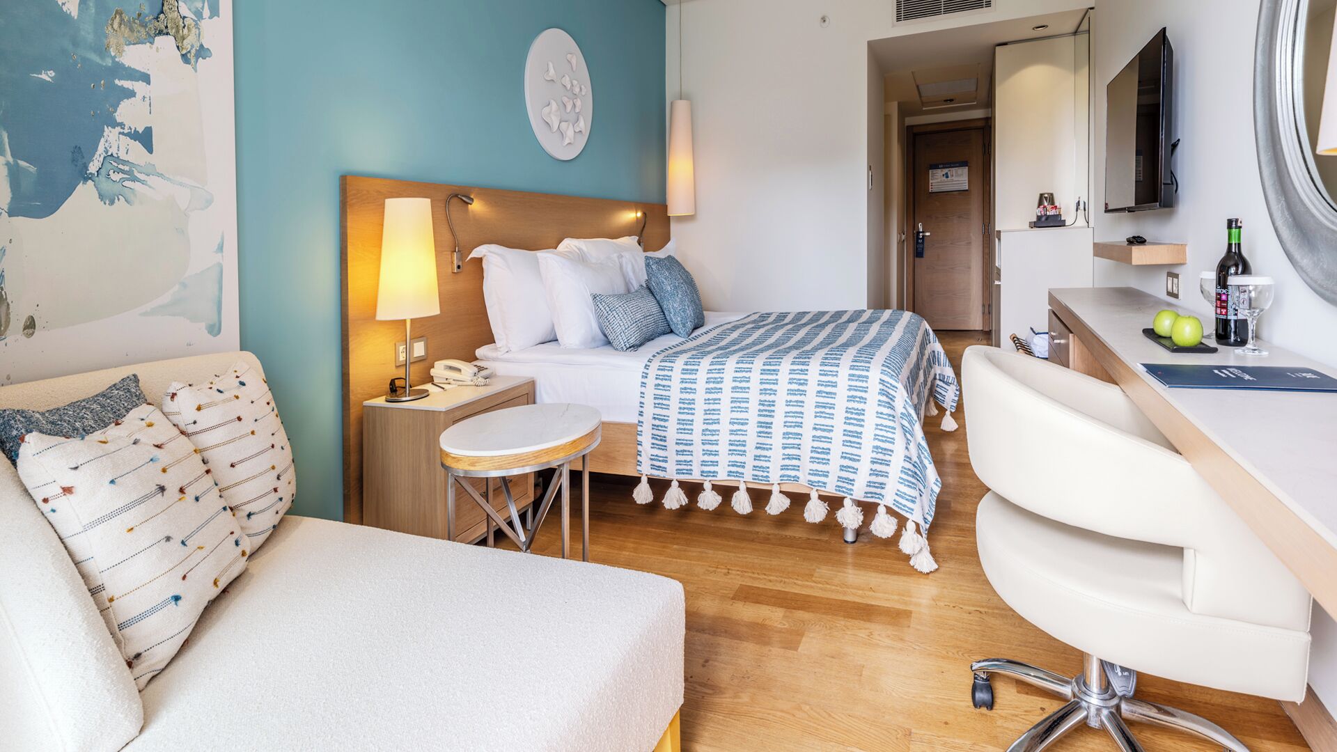 Hochwertige Bettwaren, Minibar, Zimmersafe, Schreibtisch