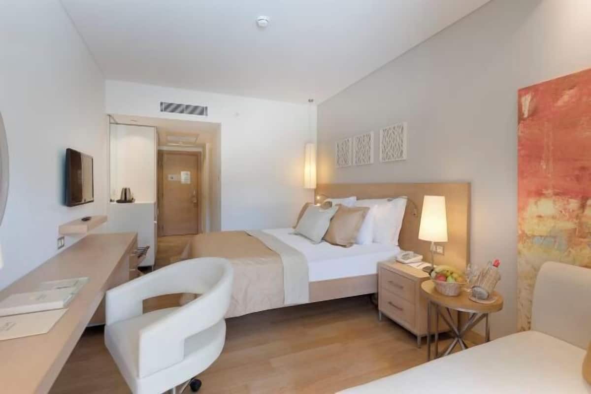 1 bedroom, premium bedding, minibar, in-room safe