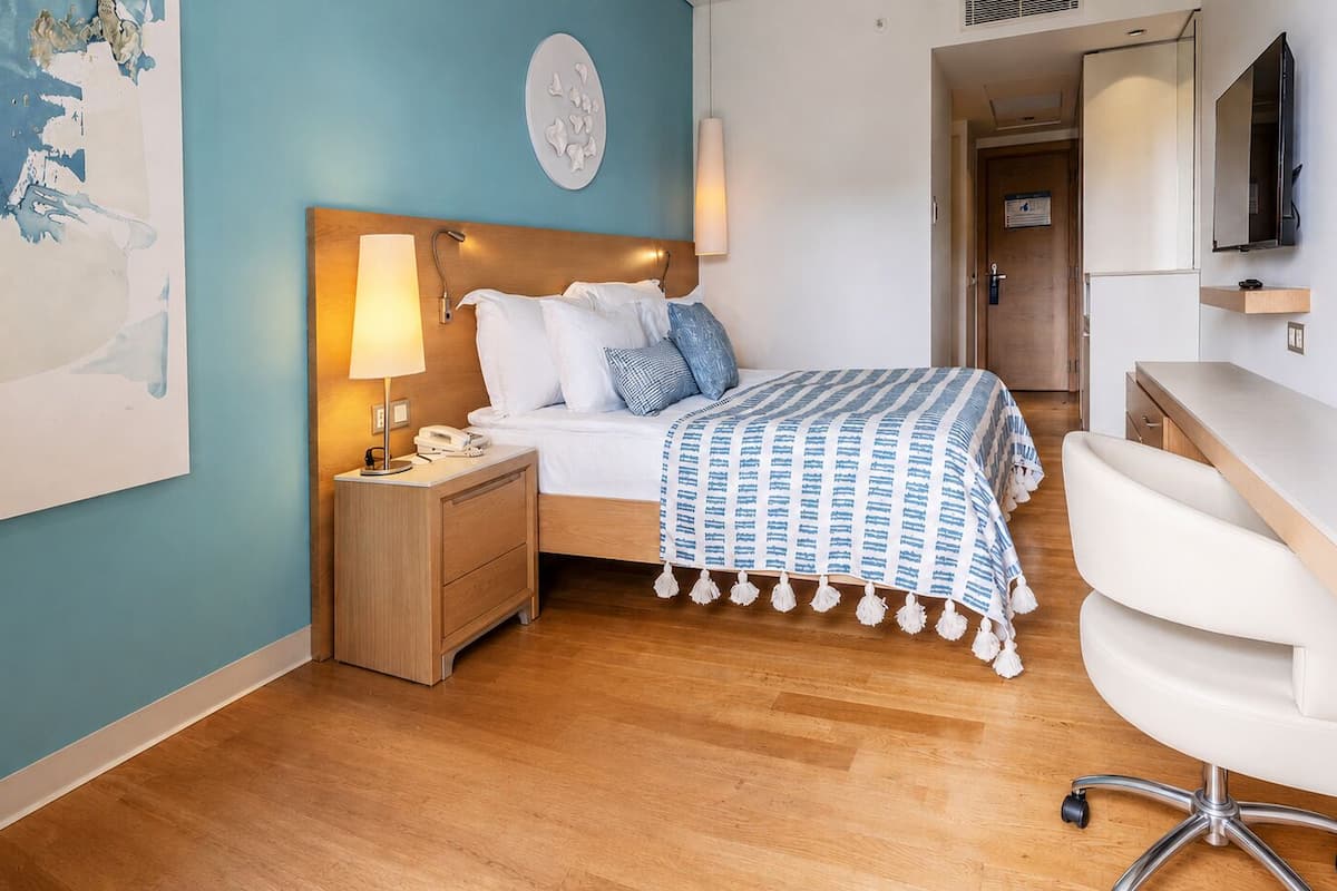Economy Room | Premium bedding, minibar, in-room safe, desk