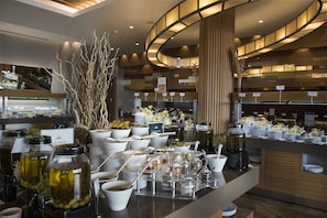4 restaurants, breakfast, lunch, dinner served; international cuisine