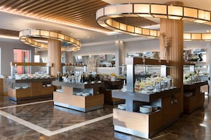4 restaurants; breakfast, lunch, and dinner served
