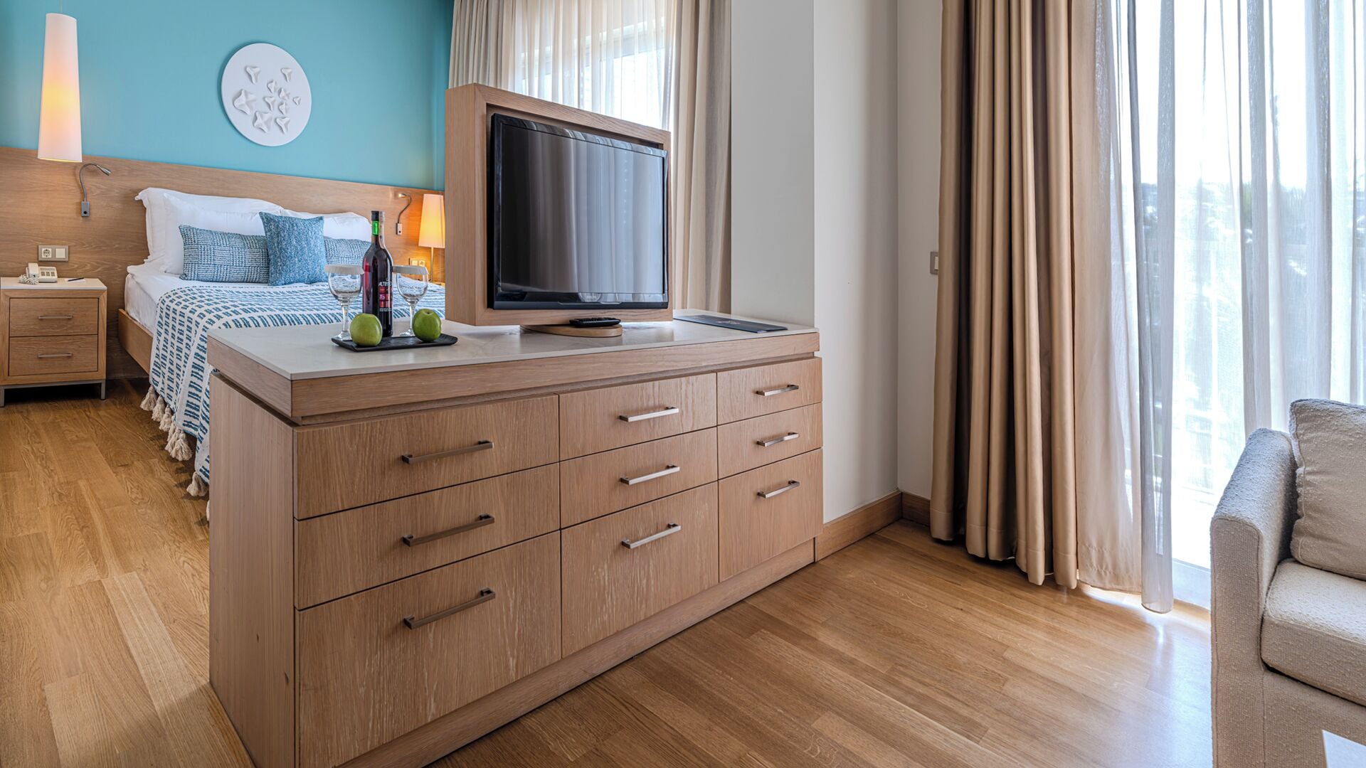 Junior-Suite, Whirlpool | Hochwertige Bettwaren, Minibar, Zimmersafe, Schreibtisch