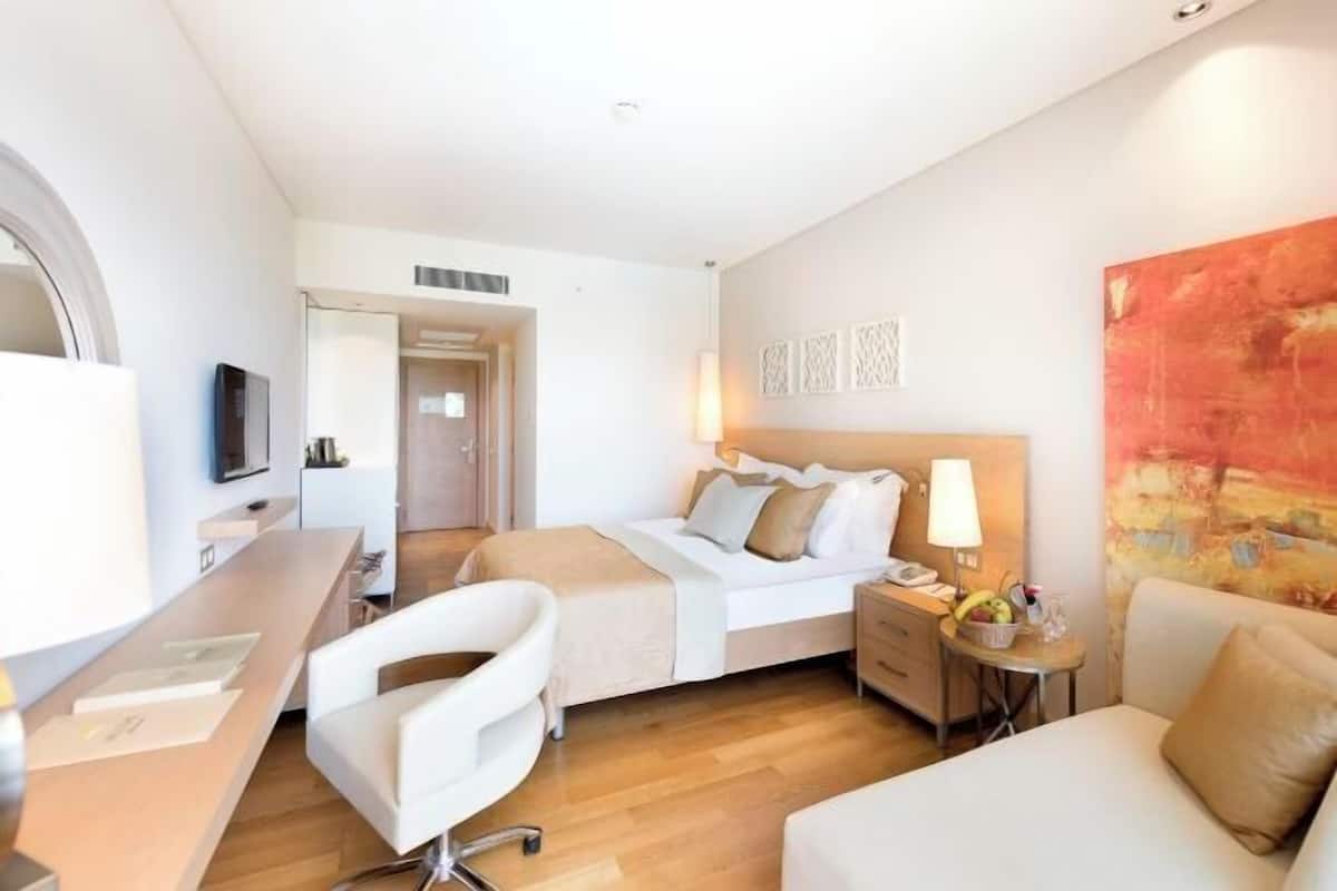 1 bedroom, premium bedding, minibar, in-room safe