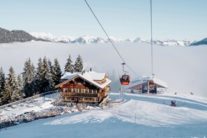 Front of property - Rinderberg Lodge (Zweisimmen)