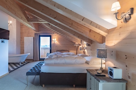 Junior Suite, Mountain View | In-room safe, free WiFi, bed sheets