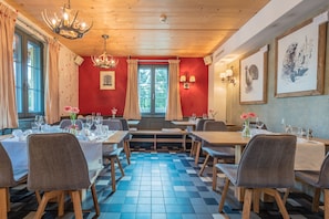 Frühstück, Mittagessen, Abendessen, lokale und internationale Küche