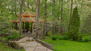 A gazebo with a wooden roof and a stone pathway leading to it. - Doubletree by Hilton Wilkes-barre (Wilkes-Barre)