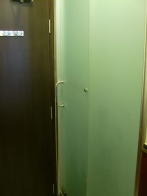 Dusche, Hydromassagedusche, Haartrockner, Toilettenpapier