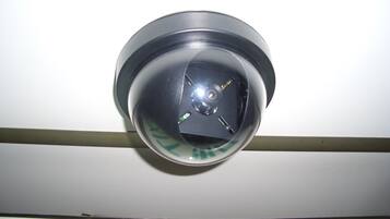 Una cámara de seguridad instalada en el techo.
