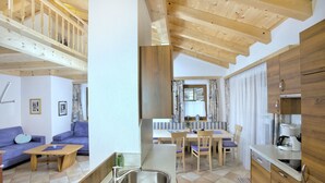 A compact living space with a kitchen, dining area, and a sofa. - Haus Seifriedsberger (Bramberg am Wildkogel)
